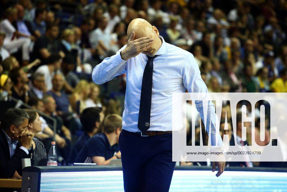 Sasa Obradovic (Trainer ALBA Berlin), enttaeuscht ALBA Berlin - FRAPORT Skyliners Frankfurt Basketball, BEKO BBL, Deutsche Meisterschaft, playoffs, play-off, DM-playoff, Viertelfinale, 2. Spiel, Herren, men, Saison 2015 2016 Berlin, 11.5.2016 Mercedes Benz Arena
