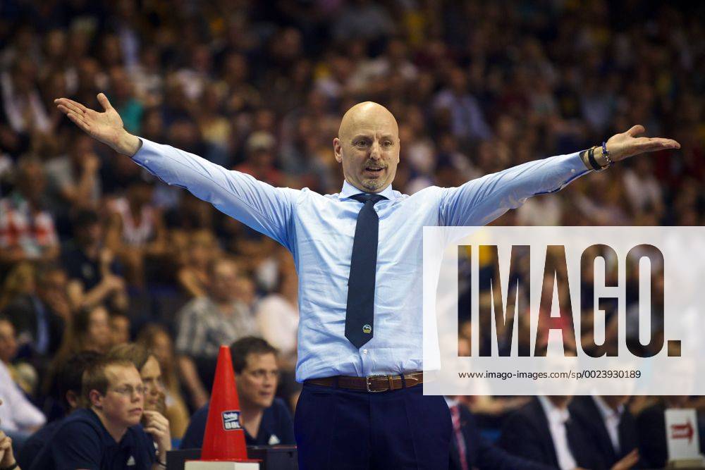 Basketball Berlin 11.05.2016 Beko-BBL 1. Bundesliga Saison 2015 2016 Alba Berlin - Skyliners Frankfurt Sasa Obradovic (Alba Berlin, Trainer)