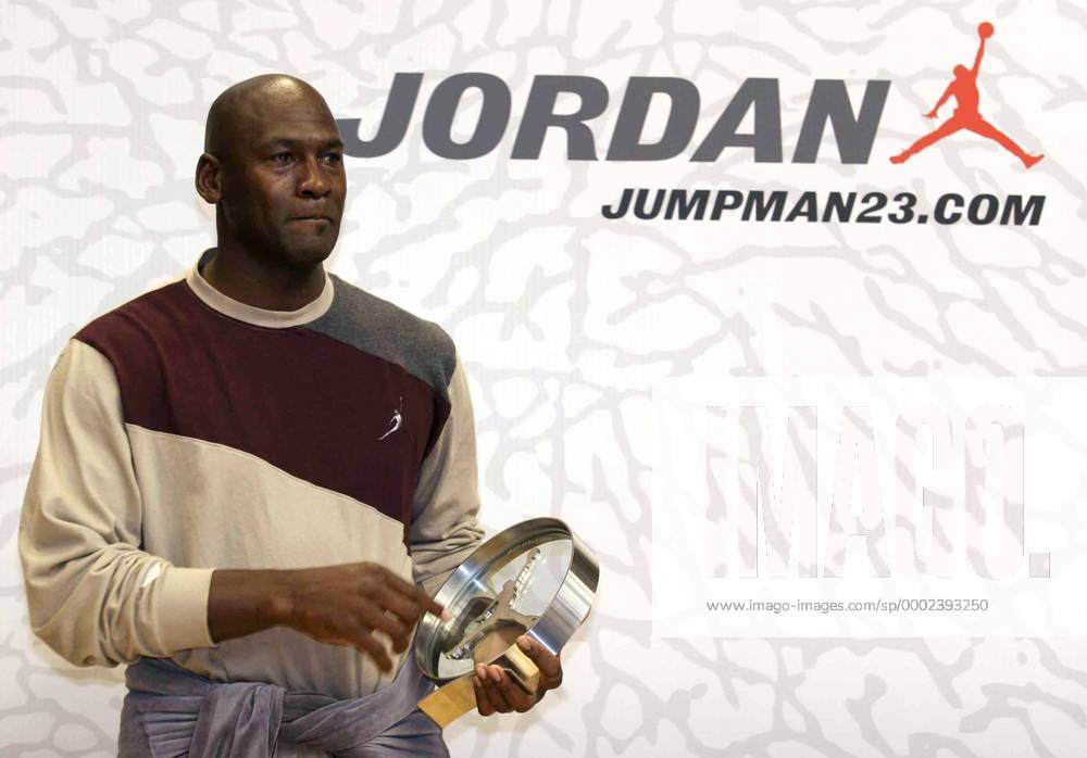 Michael Jordan (USA) präsentiert die MVP Trophäe für das nach ihm benannte Nachwuchsturnier Jordan Classic - Basketball Herren Jordan Classic 2006, Nachwuchsturnier, Jugend, Junioren, Nachwuchs, Jugendturnier Einzelbild jumpman23.com Mailand Basketball Herren Jordan Classic 2006, Nachwuchsturnier, Jugend, Junioren, Nachwuchs, Jugendturnier Einzelbild jumpman23.com Mailand