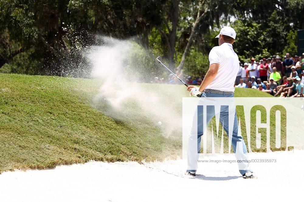 Ponte Vedra Beach, Florida, United States - Jordan Spieth hits out of a bunker on the 9th green during the first round of The PLAYERS Championship at TPC Sawgrass. Golf 2016 - The PLAYERS Championship - Round 1 - ZUMAw109