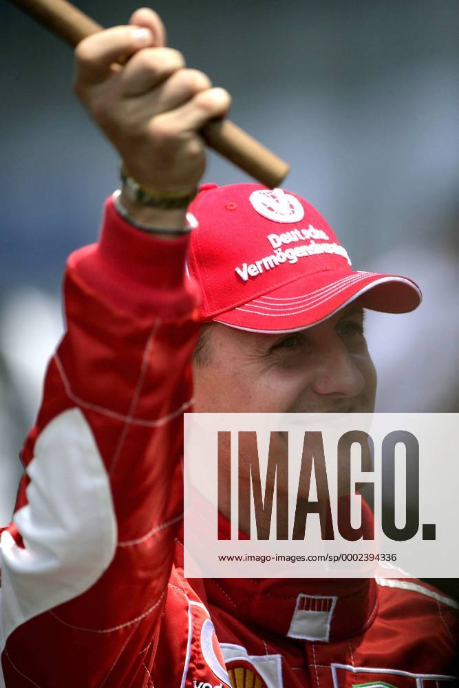 Michael Schumacher (Deutschland Ferrari) während der Fahrerpräsentation Motorsport Grand Prix Herren Großer Preis von Brasilien 2006, Formel 1 Weltmeisterschaft, F1, F, GP, WM Einzelbild Interlagos Sao Paulo Motorsport Grand Prix Herren Großer Preis von Brasilien 2006, Formel 1 Weltmeisterschaft, F1, F, GP, WM Einzelbild Interlagos Sao Paulo