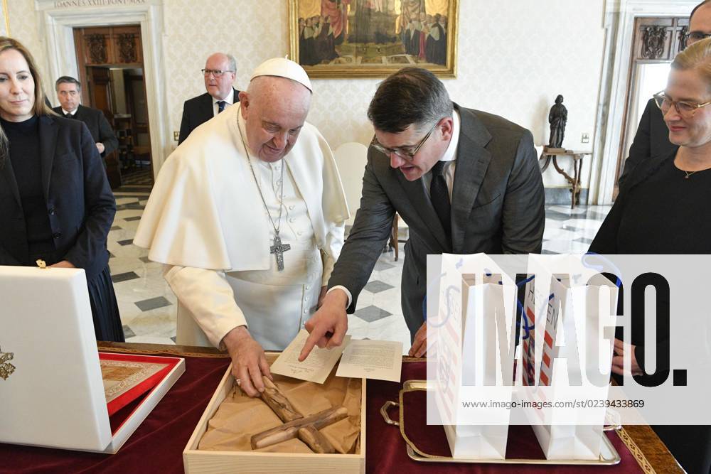 A handout picture provided by the shows Pope Francis meets Boris Rhein (R), the Prime Minister of Germany s Hesse in Vatican City, 16 March 2023..ANSA (NPK) VATICAN CITY - ZUMAa110 20230316_zaf_a110_006
