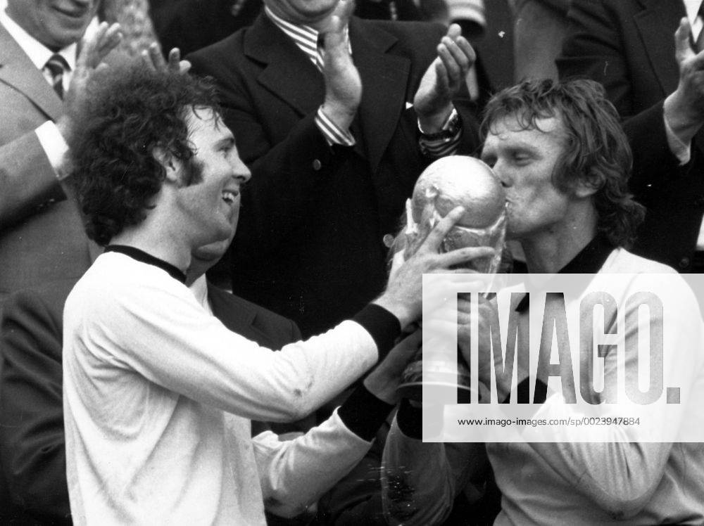 WM Finale 1974 in München: Weltmeister Franz Beckenbauer und Torwart Sepp Maier (beide BR Deutschland) mit dem WM Pokal