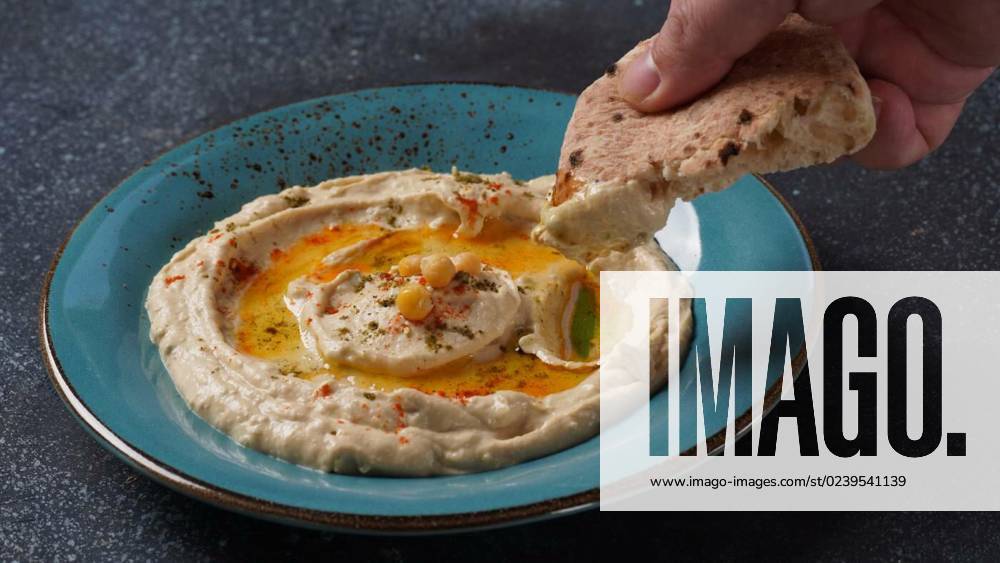 IMAGO Creative, Food, Hummus Hummus with olive oil, paprika, lemon and pita bread. Classic hummus on the plate, Hummus with olive oil, paprika, lemon and pita bread. Classic hummus on the plate, Hummus with olive oil, paprika, lemon and pita bread. Classic hummus on the plate, 24.02.2023,