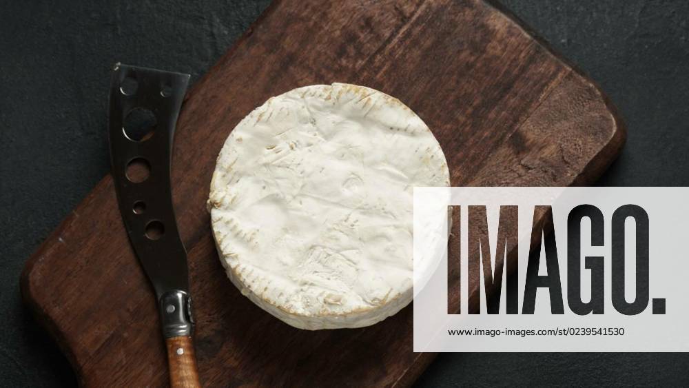 Camembert de Normandie cheese on cutting board with knife, Camembert de Normandie cheese on cutting board with knife, Camembert de Normandie cheese on cutting board with knife, 24.02.2023,