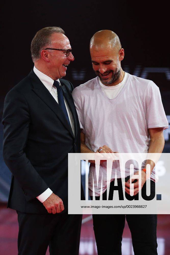 Fussball 1.Bundesliga 2015 2016, 34.Spieltag, FC Bayern München feiert die Meisterschaft im Postpalast mit einem Gala-Abend mit der ganzen Mannschaft. v.li: Vorstandsvorsitzender Karl-Heinz Rummenigge (FC Bayern München) und Trainer Pep Guardiola (FC Bayern München).