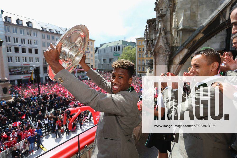 Kingsley COMAN, FCB 29 in bayerischer Tracht, Lederhose FC BAYERN MUENCHEN feiert am Marienplatz auf dem Balkon des Rathaus Fussball 1. Bundesliga , Muenchen, am 15.05.2016, 34.Spieltag, Saison 2015 2016, 1.Liga, 1.Bundesliga,FCB