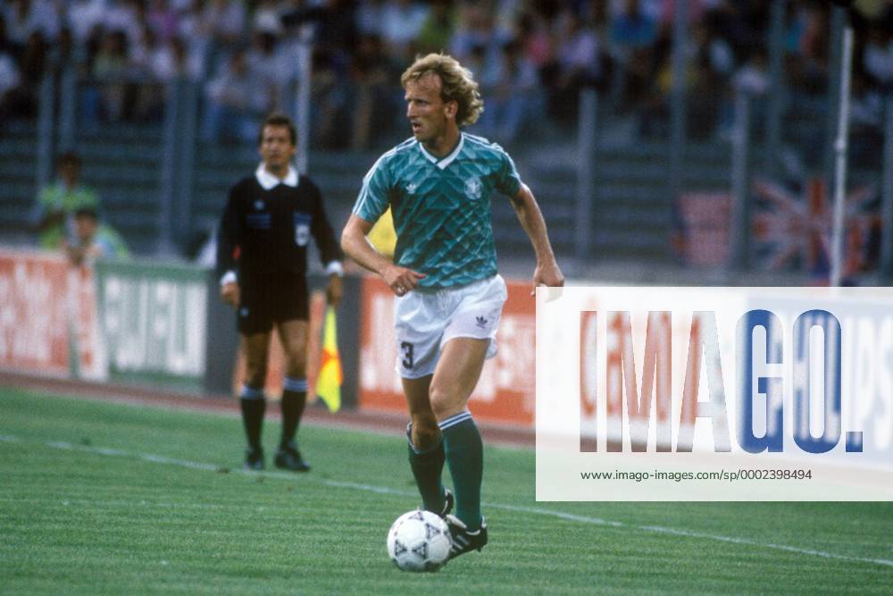 Andreas Brehme (BR Deutschland) am Ball Fußball Länderspiel Herren WM 1990, Nationalmannschaft, Nationaltrikot, Halbfinale, BRD Einzelbild Turin Fußball Länderspiel Herren WM 1990, Nationalmannschaft, Nationaltrikot, Halbfinale, BRD Einzelbild Turin