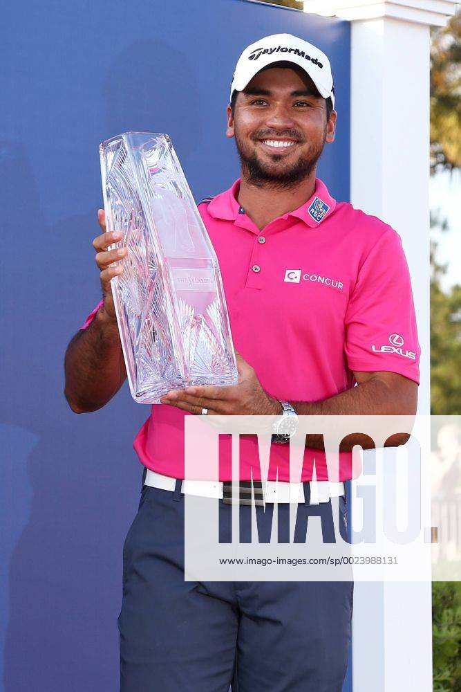 Golf, PGA, Jason Day gewinnt in Ponte Vedra Beach May 15, 2016 - Ponte Vedra Beach, Florida, United States - Jason Day holds the trophy after winning The PLAYERS Championship at TPC Sawgrass. Golf 2016 - The PLAYERS Championship - Final Round - ZUMAw109