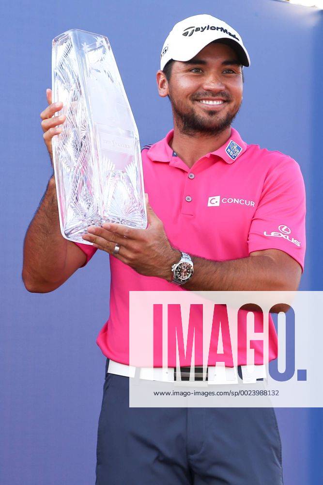 Golf, PGA, Jason Day gewinnt in Ponte Vedra Beach May 15, 2016 - Ponte Vedra Beach, Florida, United States - Jason Day holds the trophy after winning The PLAYERS Championship at TPC Sawgrass. Golf 2016 - The PLAYERS Championship - Final Round - ZUMAw109