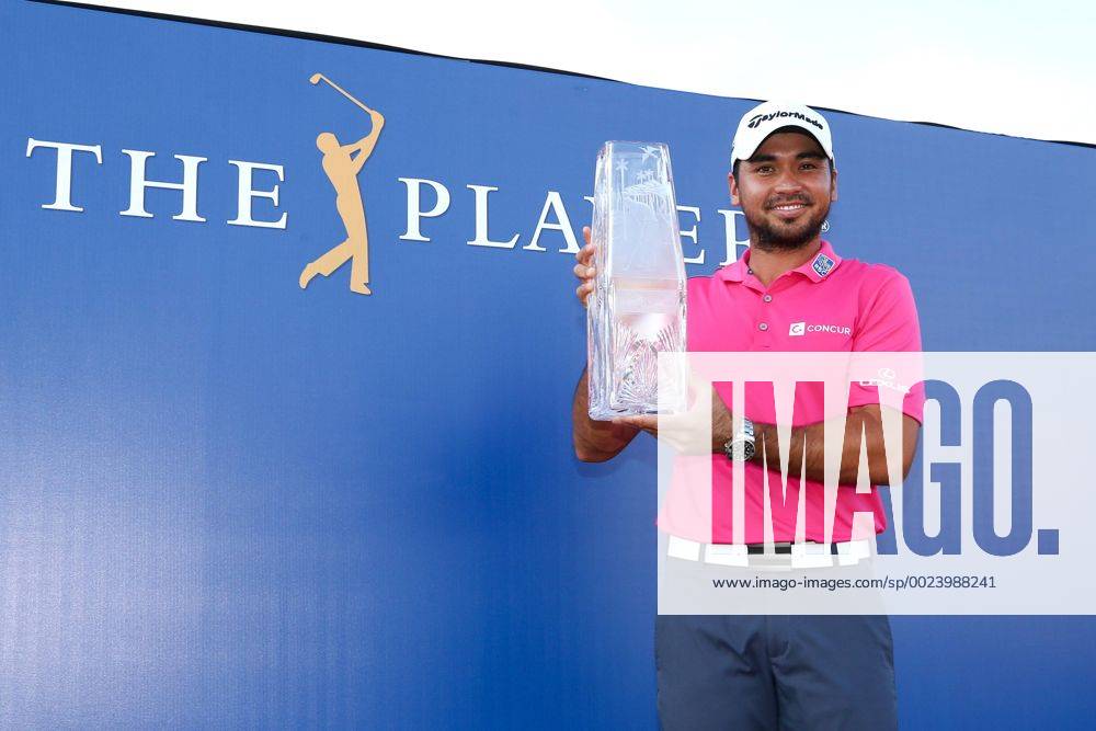 Golf, PGA, Jason Day gewinnt in Ponte Vedra Beach May 15, 2016 - Ponte Vedra Beach, Florida, United States - Jason Day holds the trophy after winning The PLAYERS Championship at TPC Sawgrass. Golf 2016 - The PLAYERS Championship - Final Round - ZUMAw109