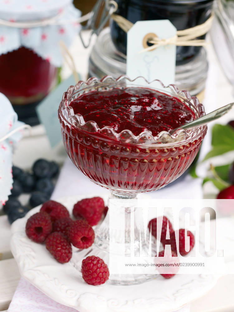 IMAGO Creative, Jahreszeit Sommer, Food, Marmelade kochen Homemade raspberry jam
