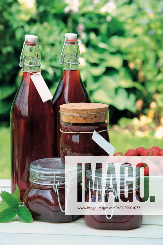IMAGO Creative, Jahreszeit Sommer, Food, Marmelade kochen Homemade strawberry jam and squash