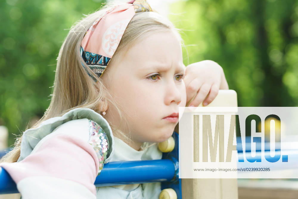IMAGO Creative, Gesellschaft, Leisure Sickness Portrait of sad little girl in a city park Portrait of sad and bored little girl in a city park ,model released, Symbolfoto
