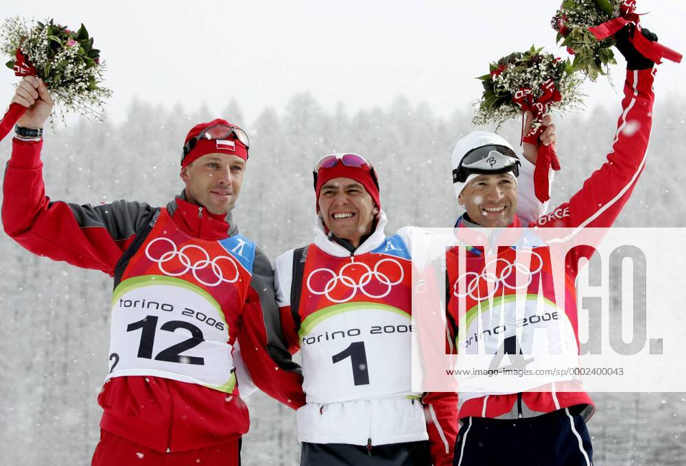 Siegerehrung 15km Massenstart v.li.: der zweitplazierte Tomasz Sikora (Polen), Olympiasieger Michael Greis (Deutschland) und der dritte Ole Einar Björndalen (Norwegen) Biathlon OS Winter Herren Olympische Spiele 2006 Turin, Winterspiele, 15km, 15 km, Massenstart Gruppe Cesana San Sicario Freude, Biathlon OS Winter Herren Olympische Spiele 2006 Turin, Winterspiele, 15km, 15 km, Massenstart Gruppe Cesana San Sicario Freude,