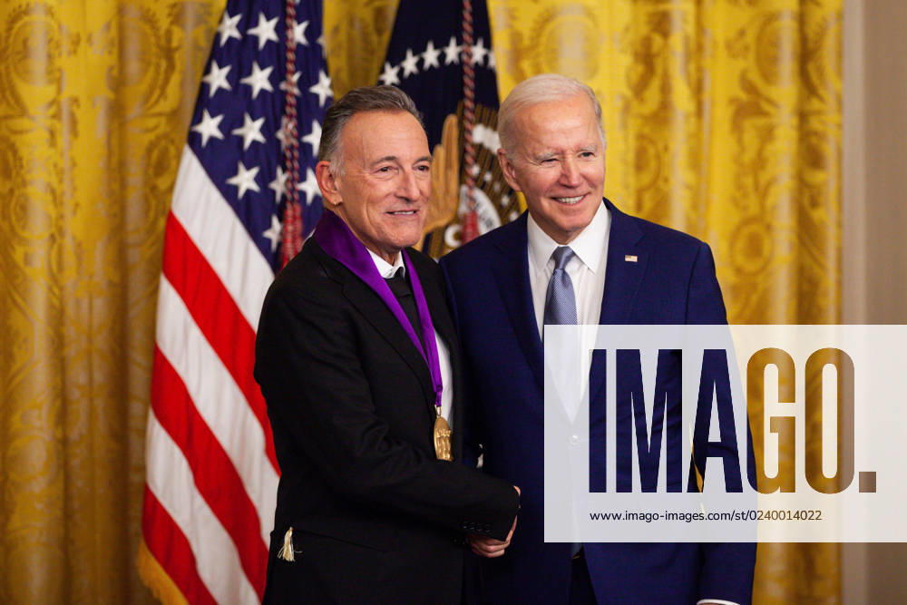 Bilder des Jahres 2023, Entertainment 03 März Entertainment Themen der Woche KW12 Biden awards arts and humanities medals at the White House President Joe Biden shakes hands with Bruce Springsteen after awarding him the National Medal of the Arts during a White House ceremony giving arts and humanities medals to 23 individuals. The event honored the 2021 recipients of the medals. The original award ceremony was postponed due to the coronavirus pandemic. Both medals are the highest honors given by the US government in the arts and humanities. Washington DC United States