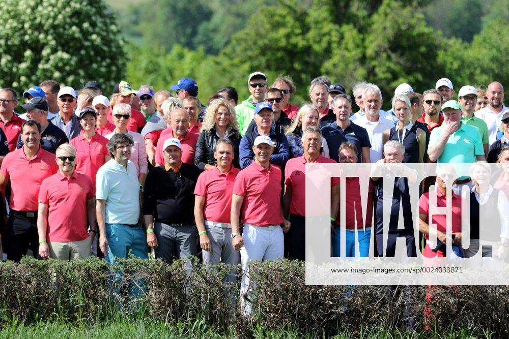- Sport 10. Thüringer Charity Open Mühlberg 20.05.16 , Mühlberg, Gut Ringhofen, 10. Thüringer Charity Open, Golf-Benefiz-Turnier, Prominente spielen Golf für den guten Zweck im Bild: Gruppenbild vor dem Turnier