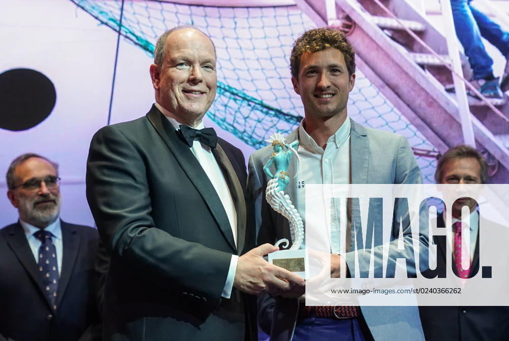 Bilder des Jahres 2023, Entertainment 03 März Entertainment Themen der Woche KW12 Photo LaPresse March 23 , 2023 Monaco -Explorer awards by la belle classe superyachts In the pic: The winners with Prince Albert II of Monaco