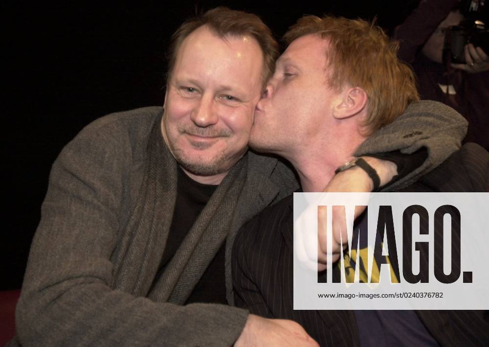 SCANPIX SWEDEN, 20020130 Stellan Skarsgaard and Paul Bettany at the press conference for Lars von Triers new film DOGVILLE in Trollhaattan, Sweden, January 30, 2002 Trollhaattan Sweden