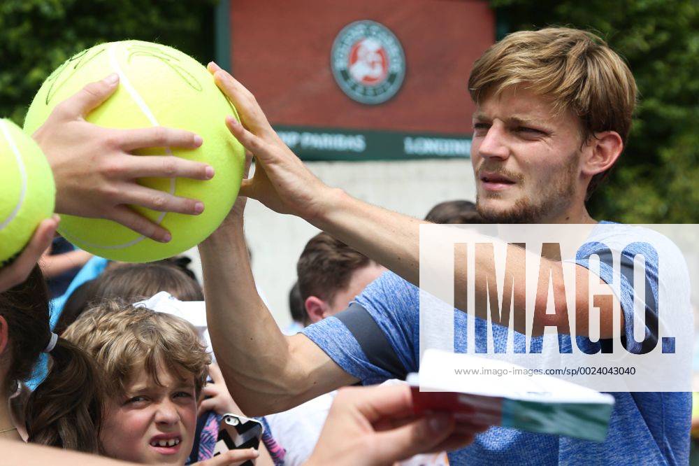 Belgian David Goffin signs autographs after a training practise at the Roland Garros French Open tennis tournament, in Paris, France, Saturday 21 May 2016. The Roland Garros Grand Slam takes place from 15 May to 5 June 2016. VIRGINIExLEFOUR x04854687x