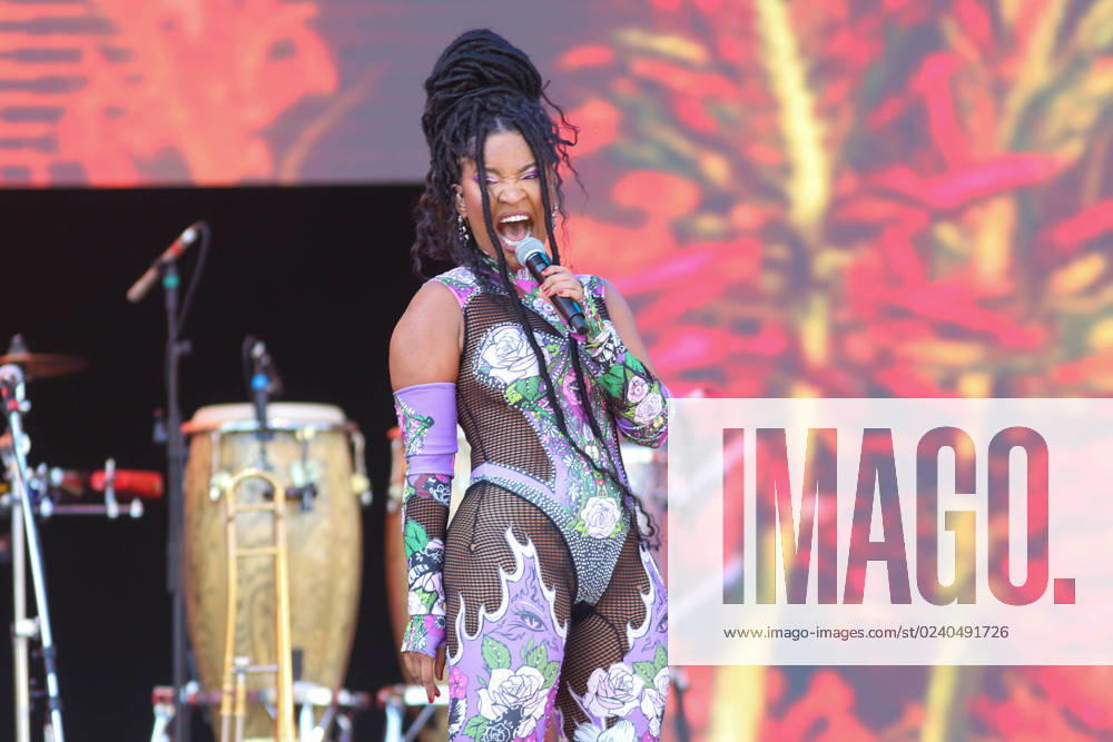 Larissa Luz Performs at Lollapalooza 2023 Musical Show in Brazil. (INT) Larissa Luz Performs at Lollapalooza 2023 Musical Show in Brazil. March 26, 2023, Sao Paulo, Brazil: Larissa Luz performed live on Budweiser stage at the 10th edition of Lollapalooza 2023 in Sao Paulo, Brazil, on Domingo (26) at the Interlagos Autodrome Racetrack. Credit: Leco Viana Thenews2 Larissa Luz Performs at Lollapalooza 2023 Musical Show in Brazil.