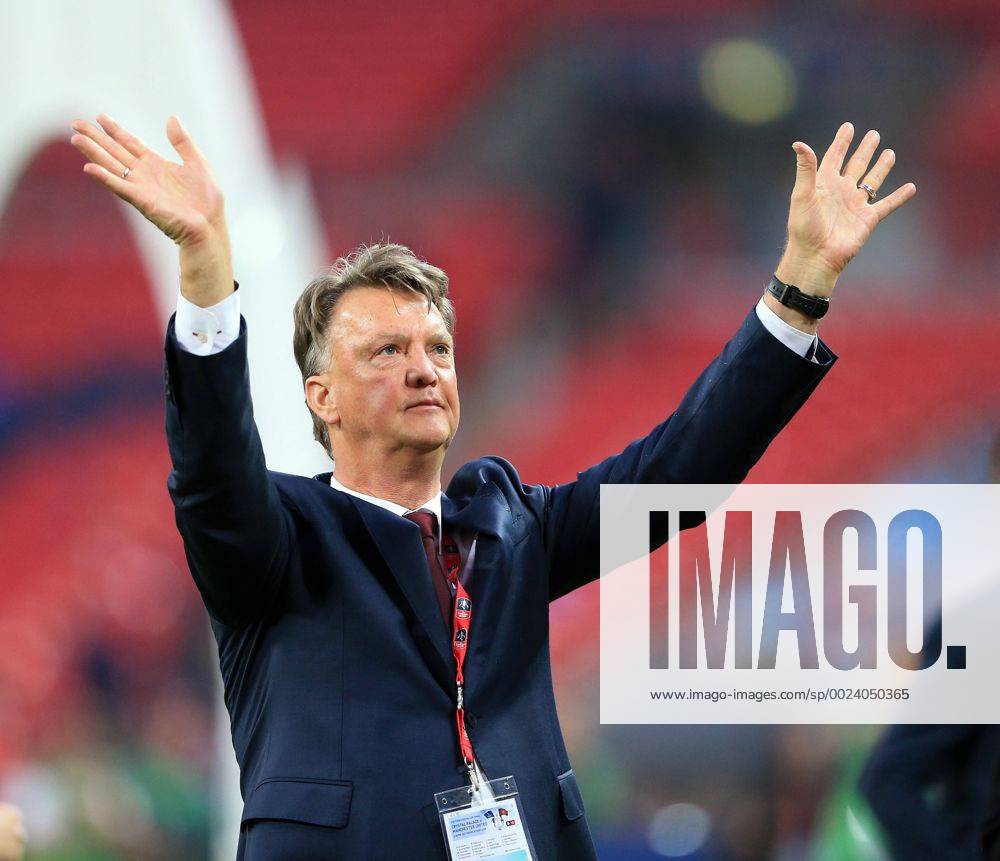 - SPORT Fußball, FA Cup Finale, Sieger Manchester United Manchester United ManU s Louis Van Gaal waves good bye to the fans during the Emirates FA Cup Final match at Wembley Stadium. Photo credit should read: David Klein Sportimage .