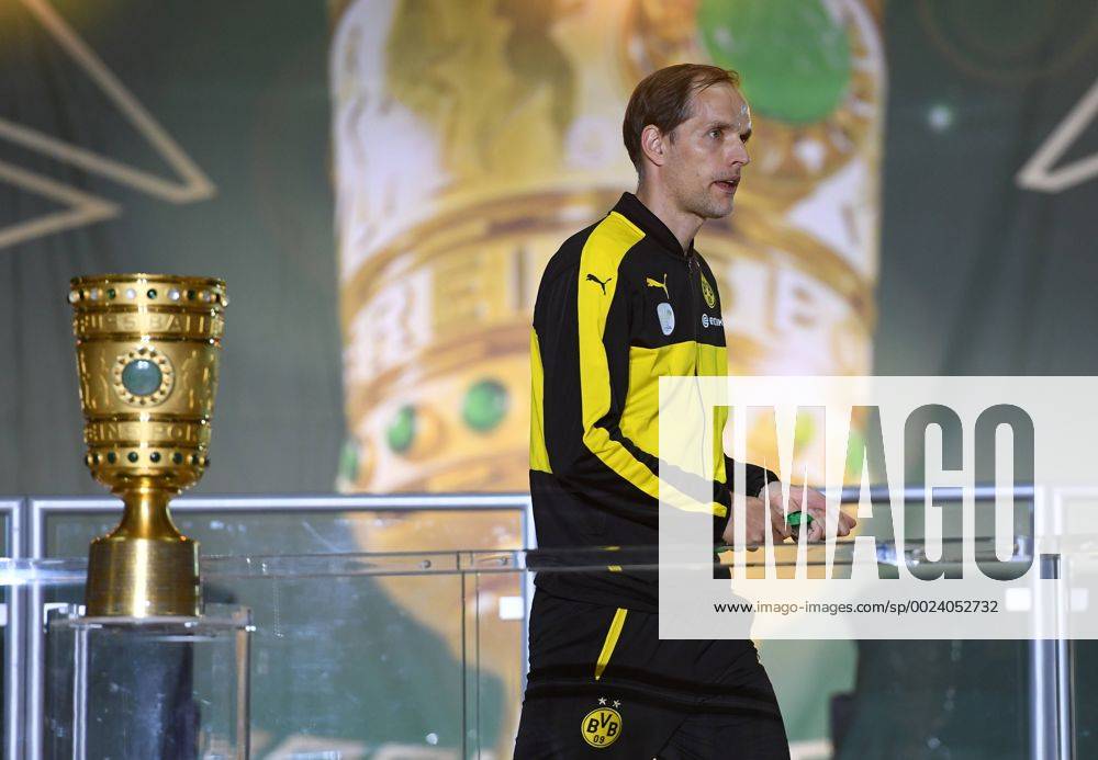 FUSSBALL DFB POKAL FINALE SAISON 2015 2016 in Berlin FC Bayern Muenchen - Borussia Dortmund 21.05.2016 Trainer Thomas Tuchel (Borussia Dortmund) enttaeuscht auf dem Podium