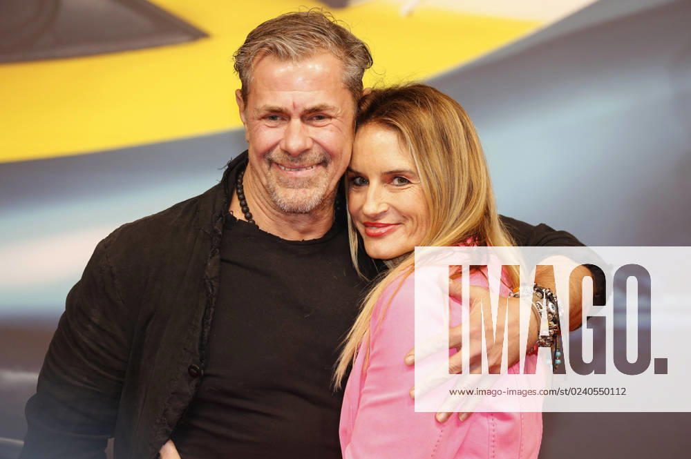 Sven Martinek with partner Bianca Rütter at the premiere of the feature film Manta, Manta Zwoter Teil at the Cinedom Cologne, 26 03 2023 Foto:xR.xSchmiegeltx xFuturexImage