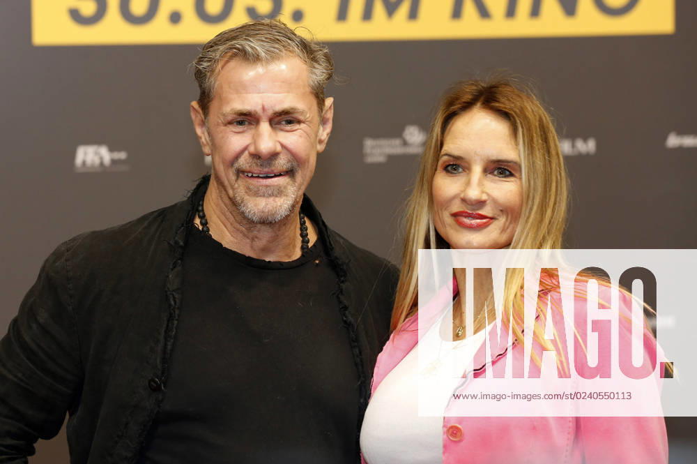 Sven Martinek with partner Bianca Rütter at the premiere of the feature film Manta, Manta Zwoter Teil at the Cinedom Cologne, 26 03 2023 Foto:xR.xSchmiegeltx xFuturexImage