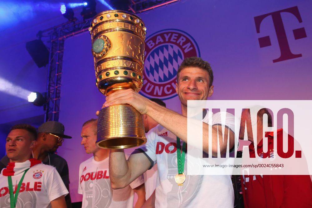 Thomas MUELLER (MÜLLER,Bayern Muenchen) mit dem Pokal,Cup,Trophaee, DFB Pokal Finale 2016 FC Bayern Muenchen Pokalfeier Bankett am 21.05.2016, Fussball DFB Pokal Finale der Maenner 2016, FC Bayern Muenchen-Borussia Dortmund 4-3 i.E.