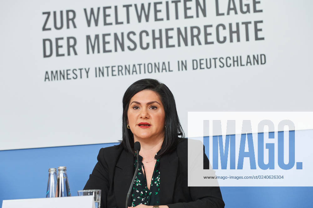 Vorstellung des Amnesty International Reports 2022 23 am 27.03.2023 in Berlin. (Foto: Mariam Claren, Aktivistin und Tochter der deutschen Staatsbuergerin und Frauenrechtlerin Nahid Taghavi, die seit Oktober 2020 in Iran rechtswidrig inhaftiert ist). Krieg, Krisen und Unterdrueckung haben laut dem juengsten Amnesty-Report im vergangenen Jahr weltweit zu Massenprotesten gefuehrt. Zugleich waren mit 103 Millionen Menschen so viele auf der Flucht wie nie zuvor, wie aus dem am Dienstag in Berlin veroeffentlichten Bericht der Menschenrechtsorganisation hervorgeht. Massenproteste habe es unter anderem im Iran, in Peru, China und zuletzt in Georgien gegeben. Der Report dokumentiert die Menschenrechtslage in 156 Staaten. (Siehe epd-Meldung vom 28.03