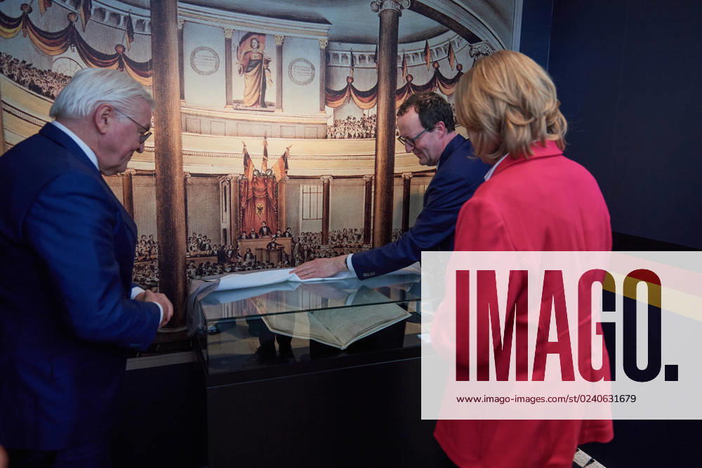 Der Bundestag in Berlin zeigt ab Montag (27.03.2023) fuer eine Woche die originale Paulskirchenverfassung im Rahmen einer Ausstellung zur deutschen Verfassungsgeschichte. (Foto v.l.: Bundespraesident Frank-Walter Steinmeier; Raphael Gross, Praesident der Stiftung Deutsches Historisches Museum; Bundestagspraesidentin Baerbel Bas (SPD) betrachten die Paulskirchenverfassung. Das Dokument wird in einer klimatisierten Glasvitrine ausgestellt und darf nur fuer kurze Zeit dem Tageslicht ausgesetzt werden) Damit erinnert der Deutsche Bundestag an die Revolution von 1848 49 und die Nationalversammlung in der Frankfurter Paulskirche. Das historische Dokument ist normalerweise im Deutschen Historischen Museum zu sehen. Da die Dauerausstellung derzeit