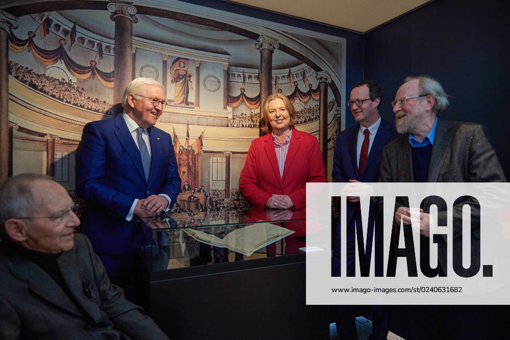 Der Bundestag in Berlin zeigt ab Montag (27.03.2023) fuer eine Woche die originale Paulskirchenverfassung im Rahmen einer Ausstellung zur deutschen Verfassungsgeschichte. (Foto v.l.: ex-Bundestagspraesident Wolfgang Schaeuble (CDU); Bundespraesident Frank-Walter Steinmeier; Bundestagspraesidentin Baerbel Bas (SPD); Raphael Gross, Praesident der Stiftung Deutsches Historisches Museum; ex-Bundestagspraesident Wolfgang Thierse (SPD) betrachten die Paulskirchenverfassung. Das Dokument wird in einer klimatisierten Glasvitrine ausgestellt und darf nur fuer kurze Zeit dem Tageslicht ausgesetzt werden) Damit erinnert der Deutsche Bundestag an die Revolution von 1848 49 und die Nationalversammlung in der Frankfurter Paulskirche. Das historische Doku