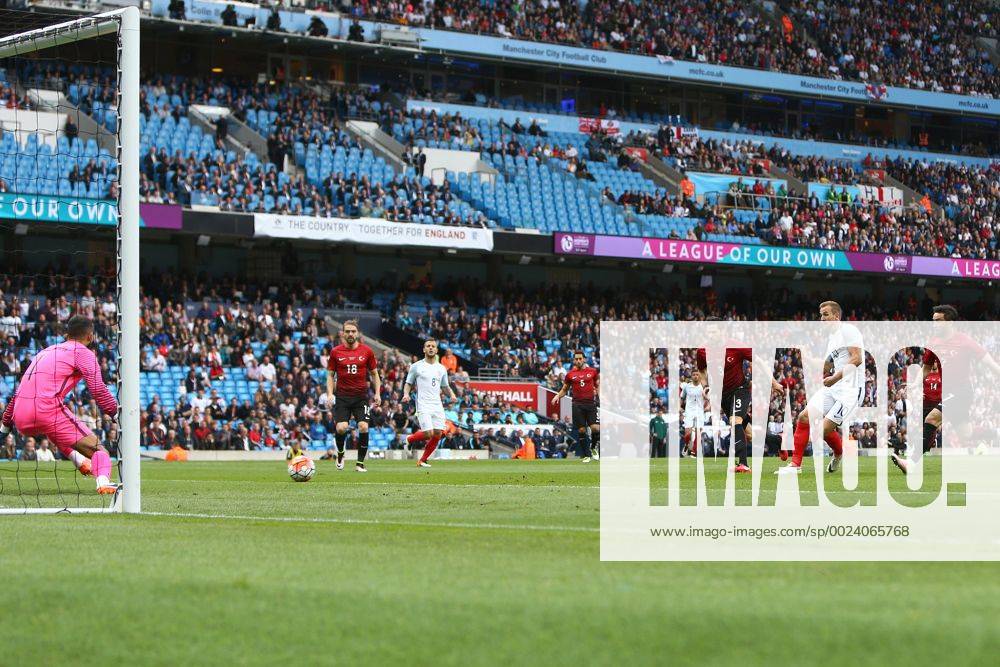 Fußball, Länderspiel, England - Türkei Harry Kane of England scores the opening goal during the International Friendly Länderspiel match at the Etihad Stadium. Photo credit should read: Philip Oldham Sportimage .