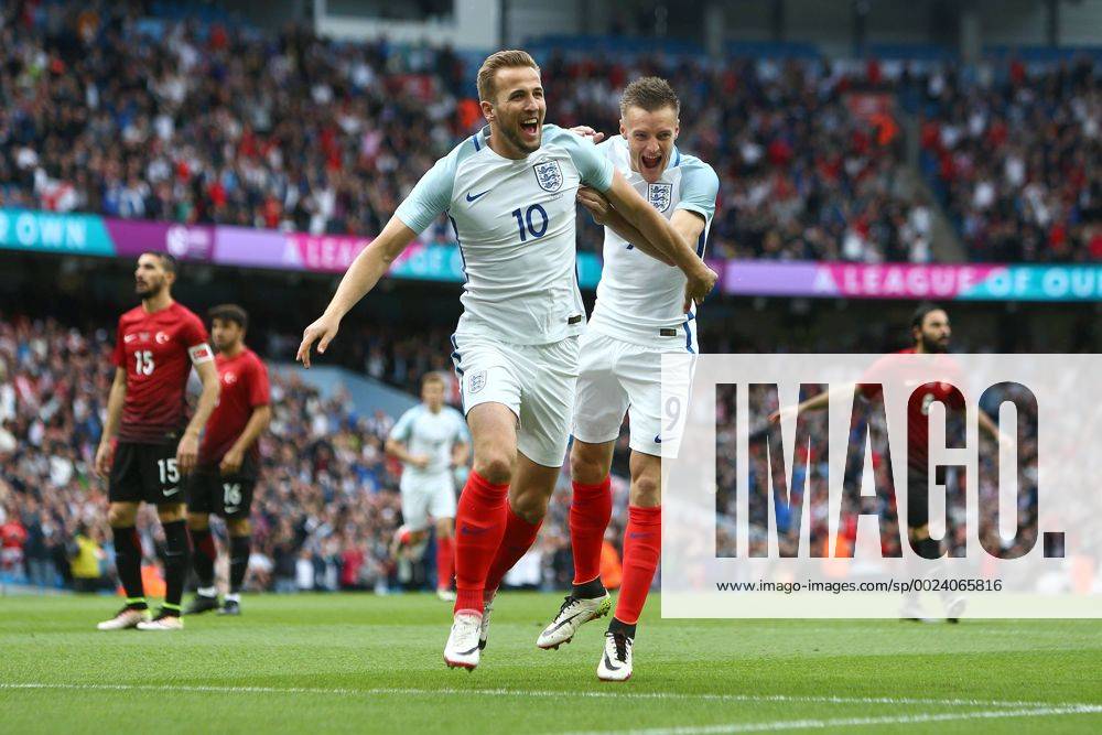 Fußball, Länderspiel, England - Türkei Harry Kane of England celebrates scoring the opening goal with Jamie Vardy during the International Friendly Länderspiel match at the Etihad Stadium. Photo credit should read: Philip Oldham Sportimage .