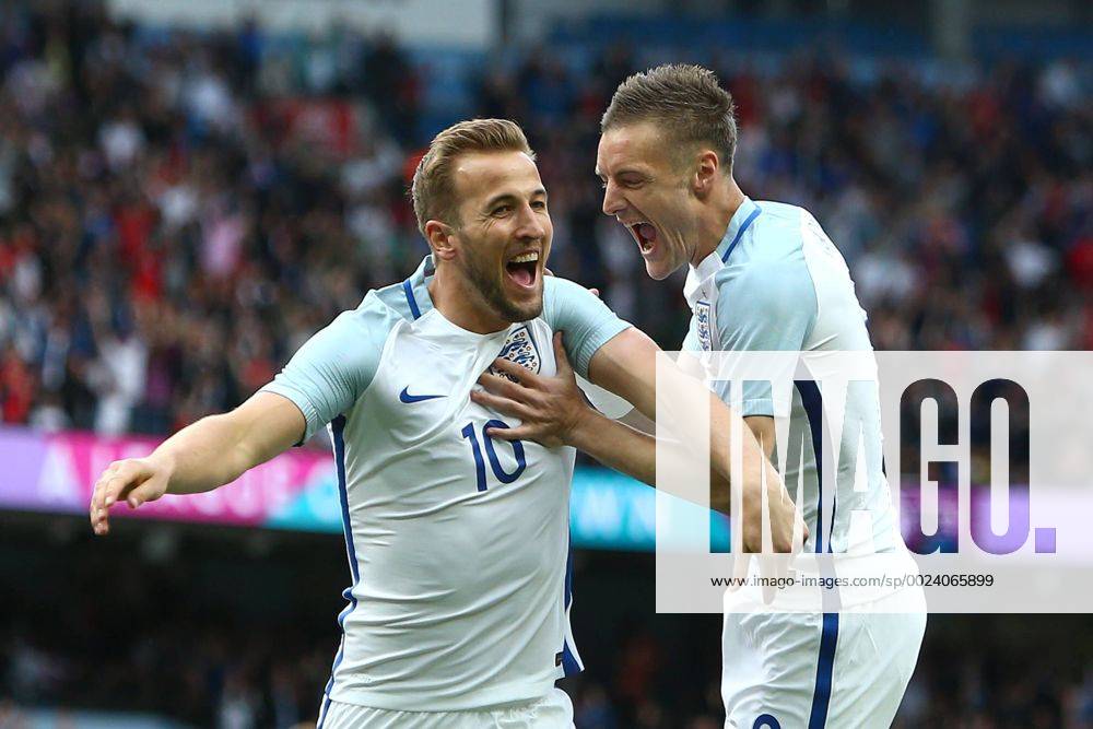 Fußball, Länderspiel, England - Türkei Harry Kane of England celebrates scoring the opening goal with Jamie Vardy during the International Friendly Länderspiel match at the Etihad Stadium. Photo credit should read: Philip Oldham Sportimage .