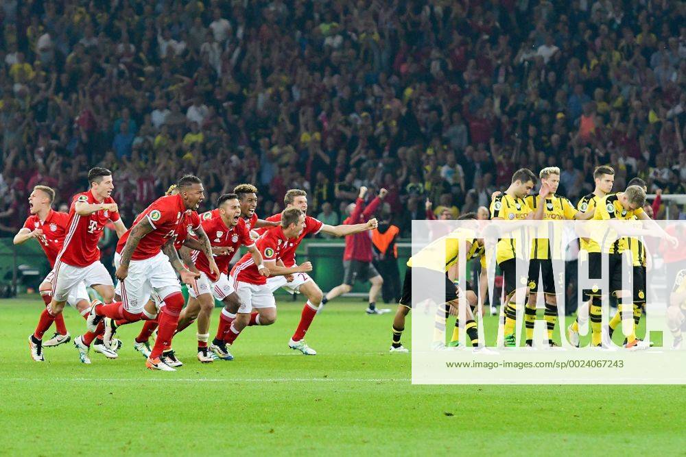 Fußball, DFB-Pokalfinale 2015 2016, FC Bayern München - Borussia Dortmund xtwa, DFB Pokal Finale 2016 Finale - Endspiel - Final Borussia Dortmund vs. FC Bayern Muenchen Sieger FC Bayern Muenchen, Jubel, Pokalsieger, Verlierer Borussia Dortmund Berlin