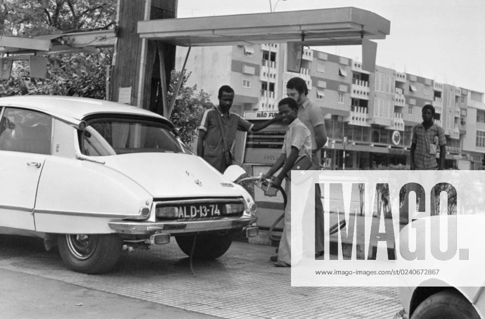 January 1-25, 1979. Lubango, Angola. Citizens fill the car at a petrol station. The exact date of the photograph is unknown. Valentin Sobolev, V. Kucherov TASS 19072612