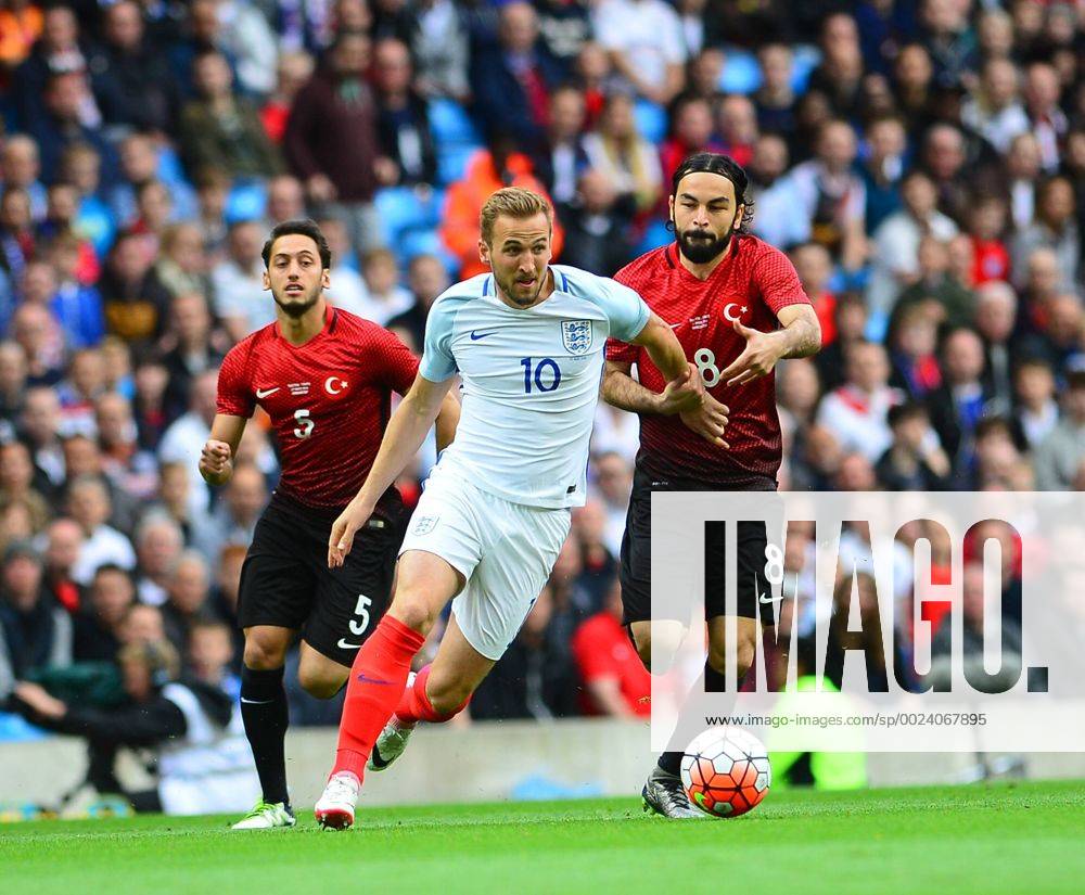 Fußball, Länderspiel, England - Türkei Friendly National football Match between England and Turkey at Etihad Stadium in Manchester , England on May 22, 2016. Pictured: Harry Kane 10 of England and Hakan Calhanoglu 5 , Selcuk Inan 8 of Turkey.