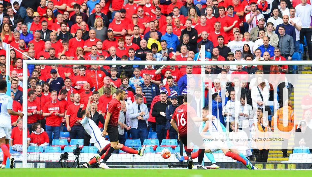 Fußball, Länderspiel, England - Türkei Friendly National football Match between England and Turkey at Etihad Stadium in Manchester , England on May 22, 2016. Pictured: Gary Cahill 5 of England and Cenk Tosun (L) , Ozan Tufan 16 of Turkey.