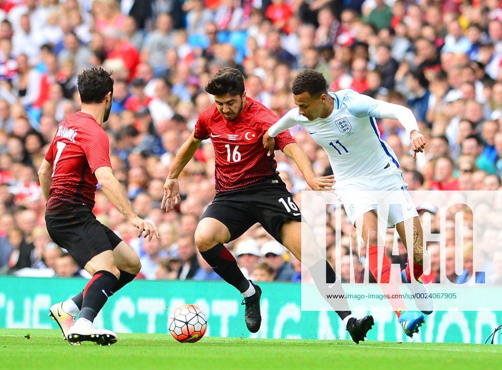 Fußball, Länderspiel, England - Türkei Friendly National football Match between England and Turkey at Etihad Stadium in Manchester , England on May 22, 2016. Pictured: Dele Ali 11 of England and Ozan Tufan 16 of Turkey.