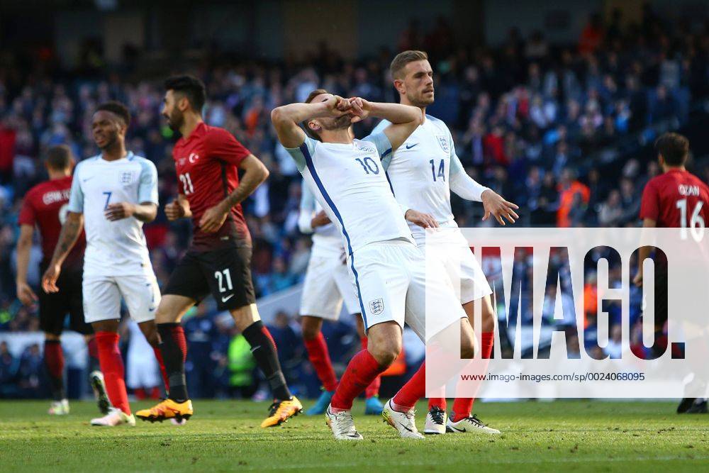 Harry Kane of England dejected following his failed penalty during the International Friendly Länderspiel match at the Etihad Stadium. Photo credit should read: Philip Oldham Sportimage .