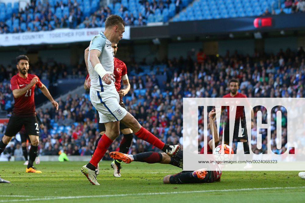 Fußball, Länderspiel, England - Türkei Jamie Vardy of England scores his sides second goal during the International Friendly Länderspiel match at the Etihad Stadium. Photo credit should read: Philip Oldham Sportimage .