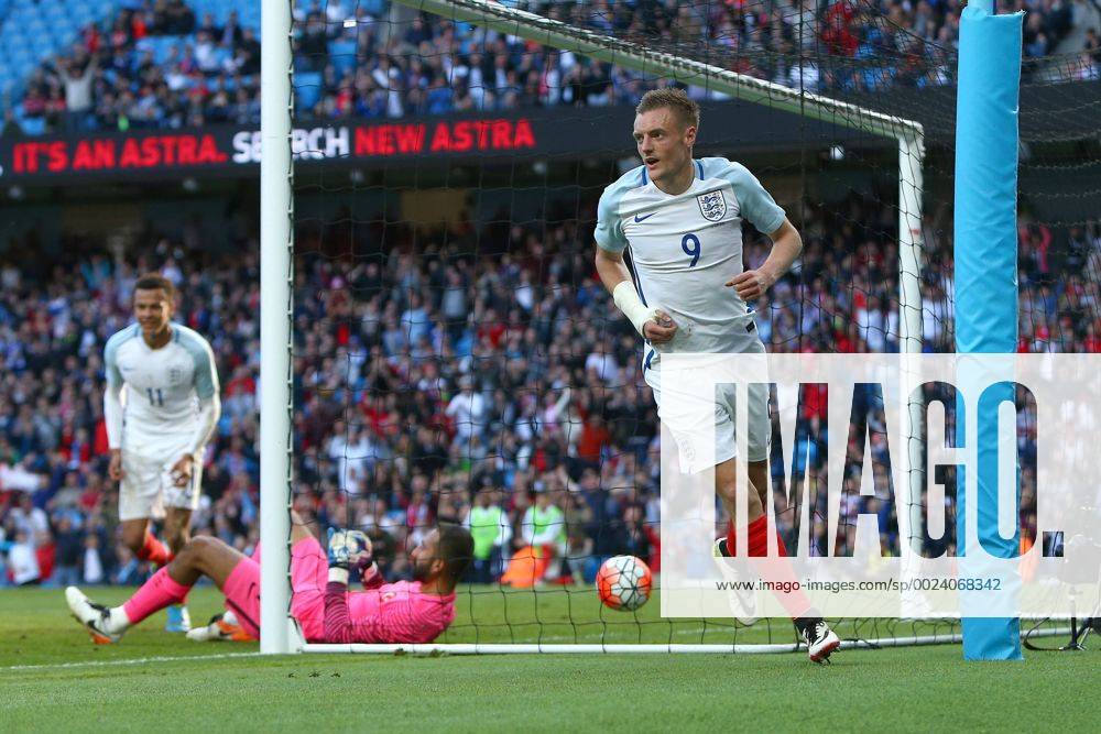 Fußball, Länderspiel, England - Türkei Jamie Vardy of England celebrates scoring his sides second goal during the International Friendly Länderspiel match at the Etihad Stadium. Photo credit should read: Philip Oldham Sportimage .
