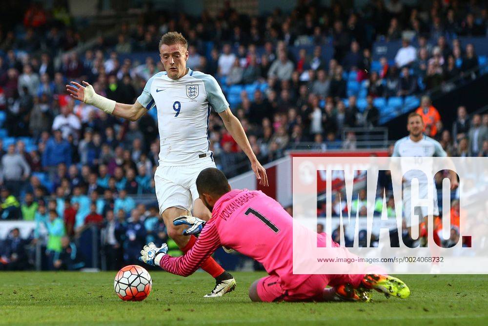 Jamie Vardy of England and Volkan Babacan of Turkey contest a loose ball during the International Friendly Länderspiel match at the Etihad Stadium. Photo credit should read: Philip Oldham Sportimage .