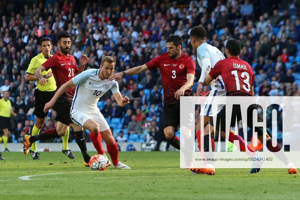 Etihad Stadium, Manchester, England. International football friendly match, England versus Turkey. Harry Kane of England evades the tackle of Hakan Balta of Turkey. Blunsdenx ActionPlus11740509