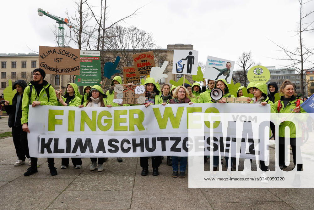 Demo of the movement Fridays for Future against the climate protection results of the meeting of the coalition committee in front of the Ministry of Transport on 31 03,23 in Berlin Fridays for Future Demo against climate protection law in Berlin