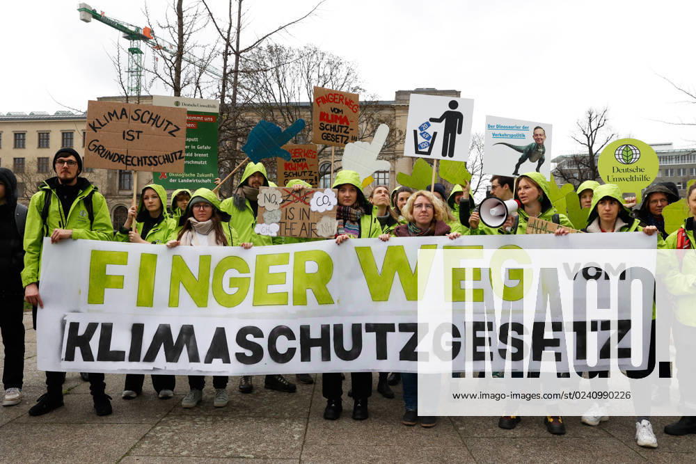 Demo of the movement Fridays for Future against the climate protection results of the meeting of the coalition committee in front of the Ministry of Transport on 31 03,23 in Berlin Fridays for Future Demo against climate protection law in Berlin