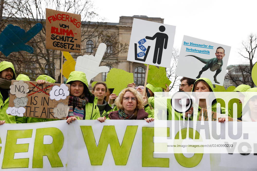 Demo of the movement Fridays for Future against the climate protection results of the meeting of the coalition committee in front of the Ministry of Transport on 31 03,23 in Berlin Fridays for Future Demo against climate protection law in Berlin