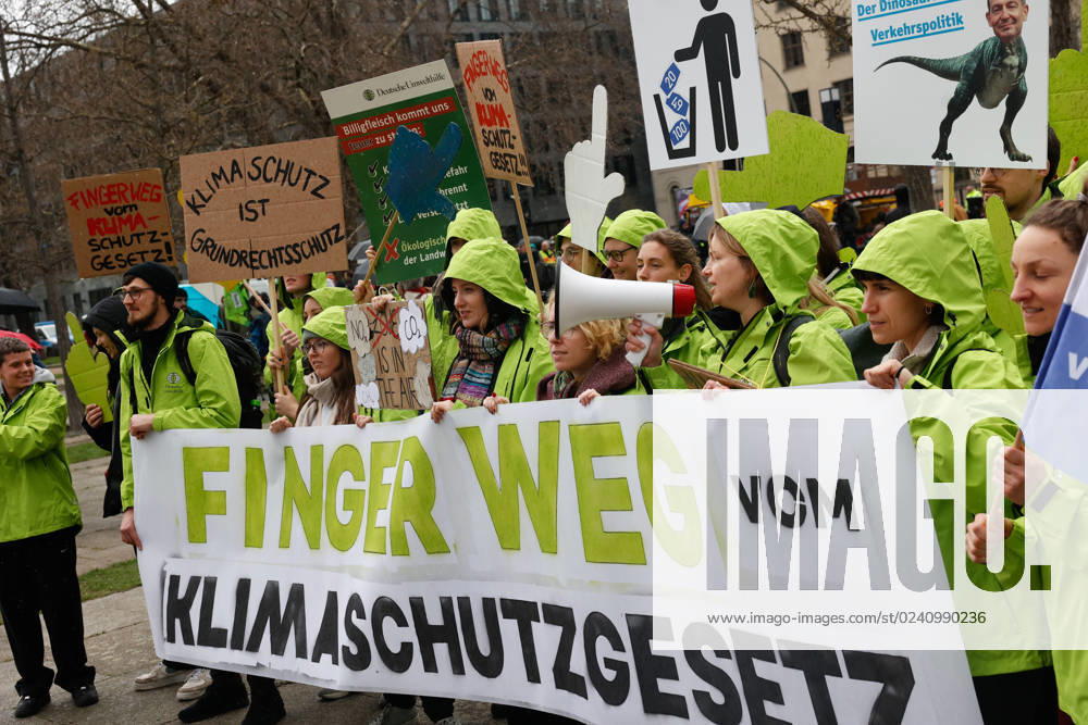 Demo of the movement Fridays for Future against the climate protection results of the meeting of the coalition committee in front of the Ministry of Transport on 31 03,23 in Berlin Fridays for Future Demo against climate protection law in Berlin